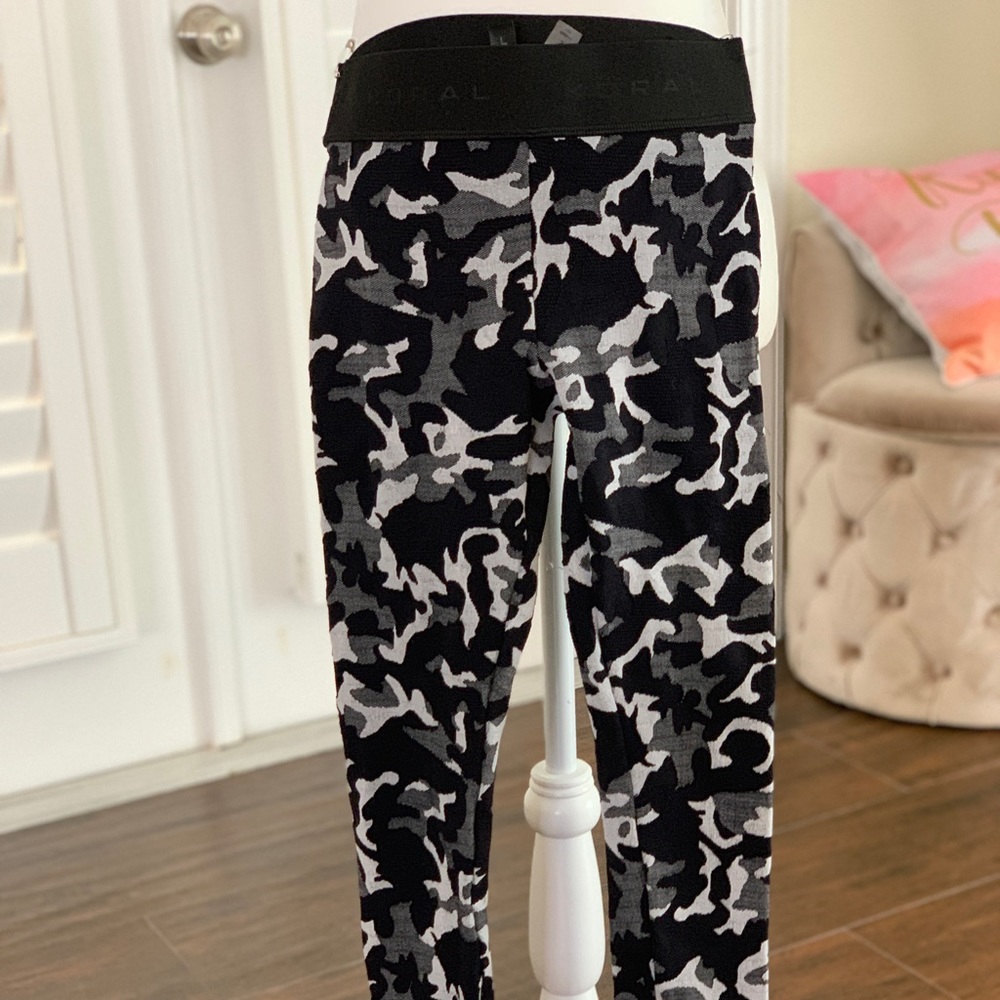 Koral camo “knockout” leggings Size S